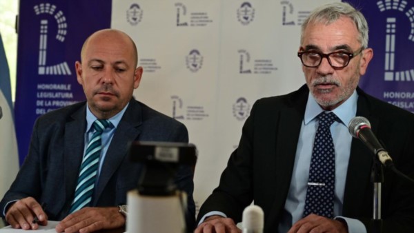 El presidente del Superior Tribunal de Justicia junto a Sastre durante su discurso ante la Legislatura.