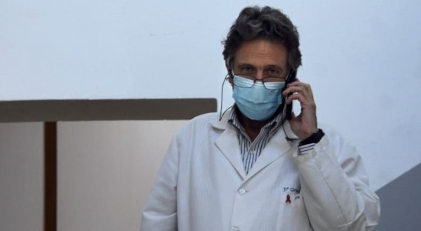 El infectólogo Tomás Orduna, miembro del comité de expertos que asesora al Gobierno, advirtió que si no imponen restricciones "para fin de mes podemos tener 45.000 casos en un día".