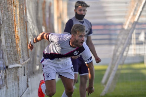 El "9" de la "Banda" pagó con dos goles su titularidad, uno de penal.