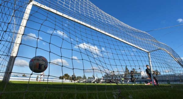 Pelota al fondo de la red, en el primer gol de Belinetz.
