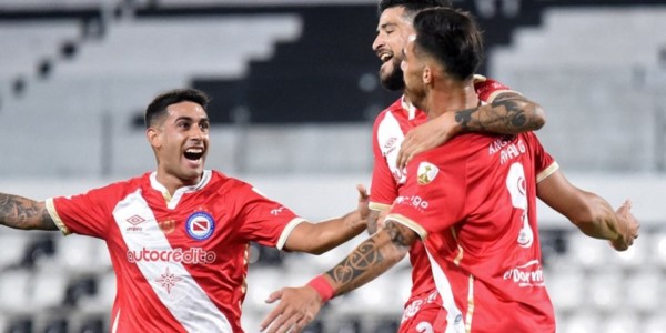 Argentinos se impuso ante Atlético Nacional y quedó a un paso de los octavos de final.