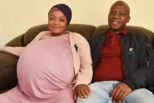 Gosiame Thamara Sithole junto a su esposo, Teboho Tsotetsi.