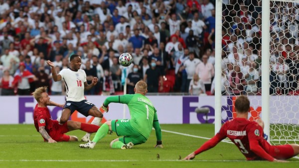 Simon Kjaer, en contra, le dio la igualdad a los ingleses.