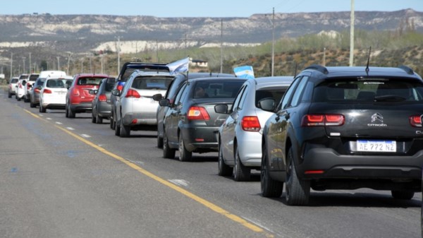 La caravana de vehículos para colocar un nuevo cartel en homenaje a Jorgelina y a María Cristina.