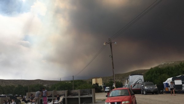 El viento llevaba el humo de los incendios hacia la villa de Puerto Pirámides.