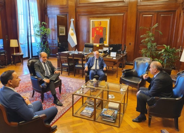 El 23 de marzo pasado, el presidente del BNA, Eduardo Hecker, les dijo al senador Linares y al intendente Maderna que se daba marcha atrás con la medida.