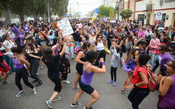 Hubo baile en la marcha realizada en Puerto Madryn. (Foto: Mariano Di Giusto / Jornada)
