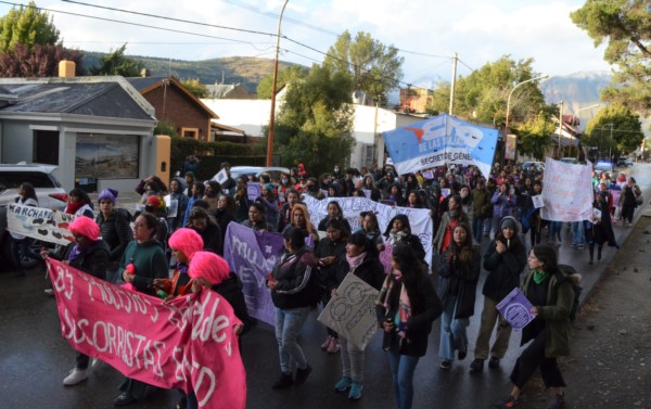 Ciento de mujeres marcharon por las calles de Esquel. (Foto: Atilio Ortiz / Jornada)