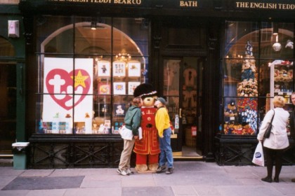 Barlo and Chryssi kiss the bear