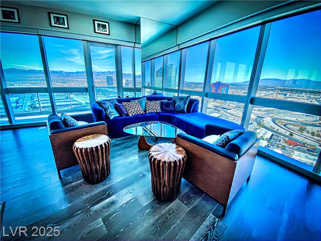 4471 Dean Martin DR