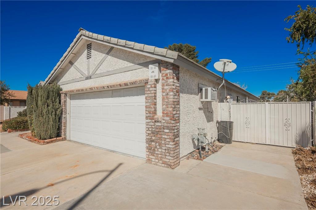 2004 Canterbury Dr DR