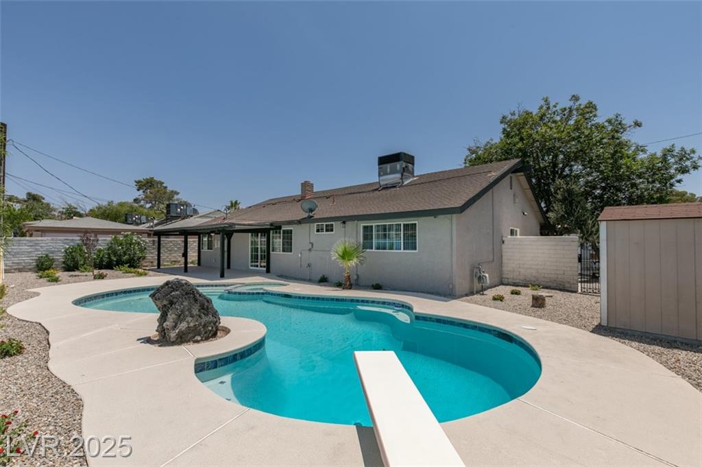 1852 Viking RD