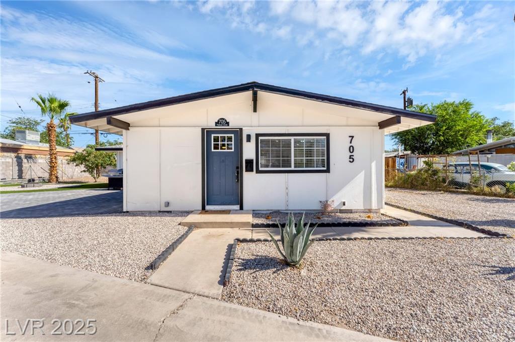 705 Pelican CIR