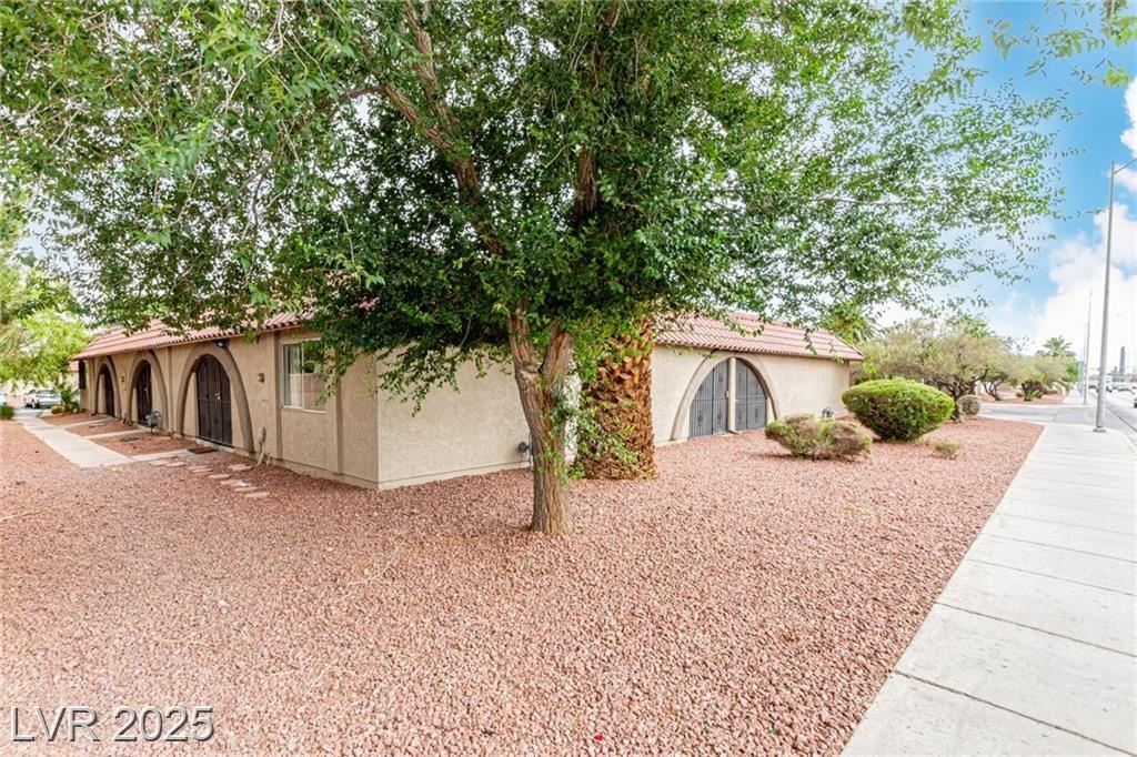 848 Hedge WAY