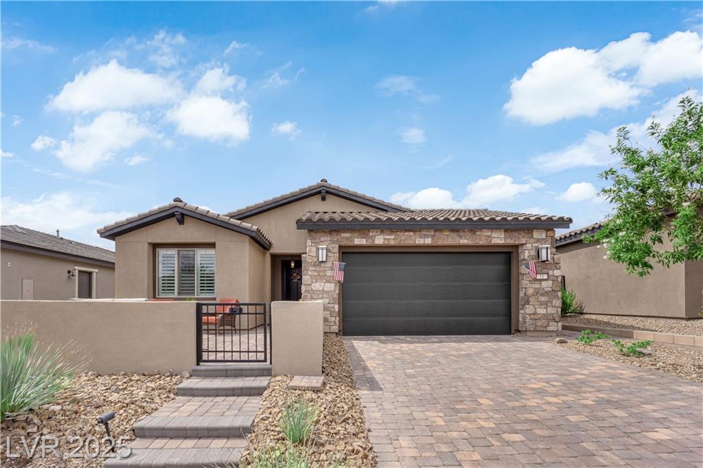 11 Arid Crest AVE