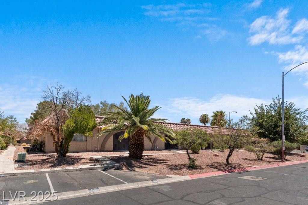 833 Hedge WAY
