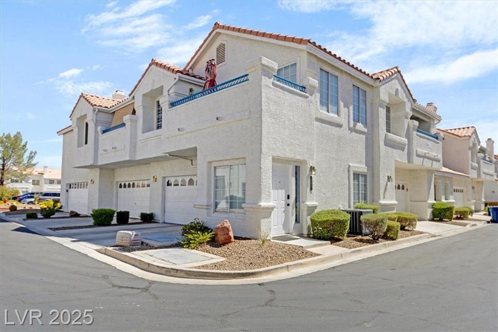 5201 Torrey Pines DR