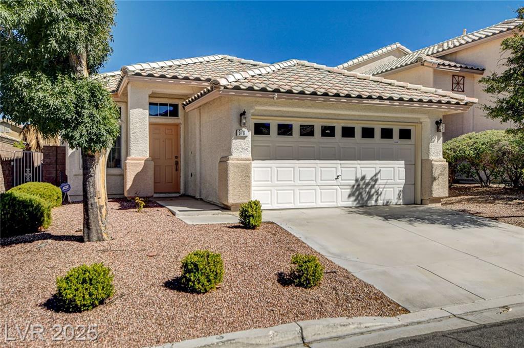 916 Autumn Royal LN