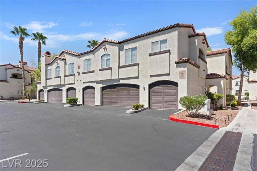 2975 Bluegrass LN