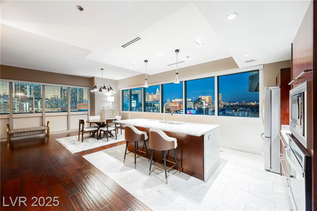4471 Dean Martin DR