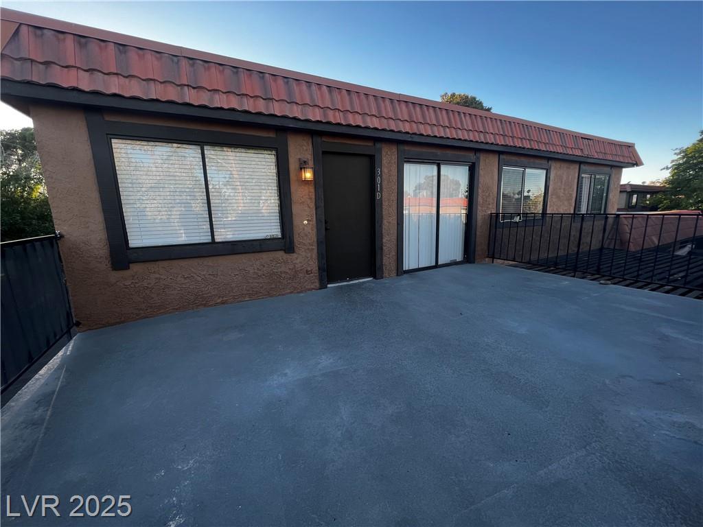 301 Brookside LN