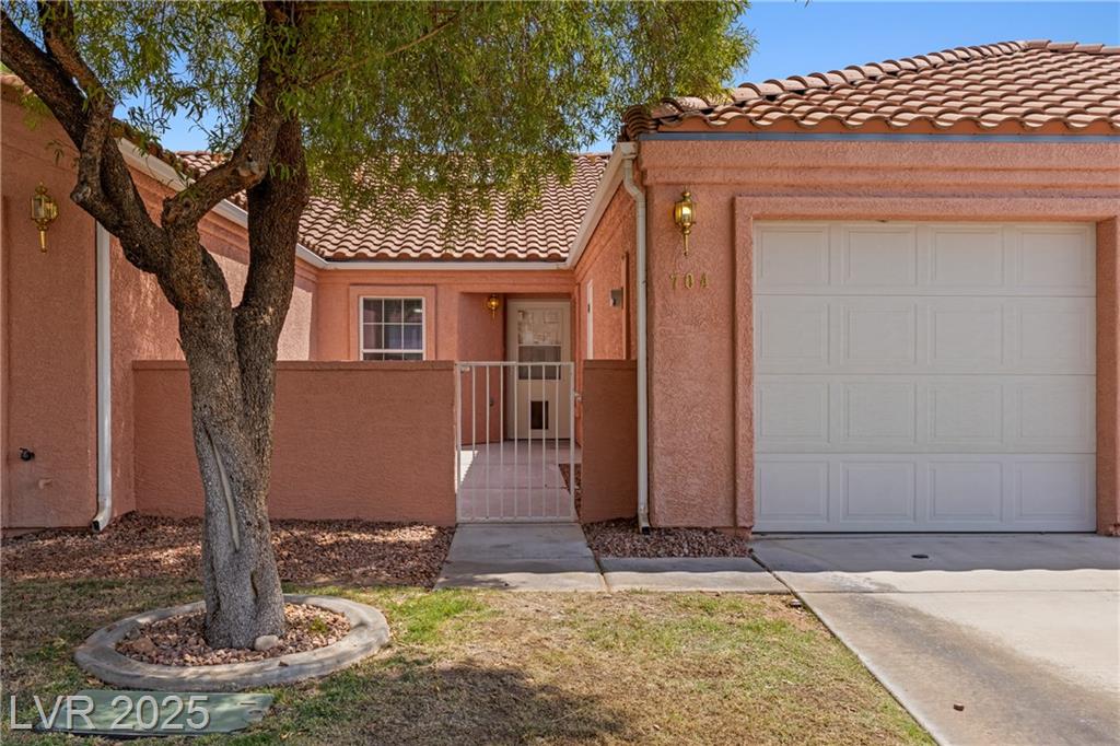 704 Appletree LN