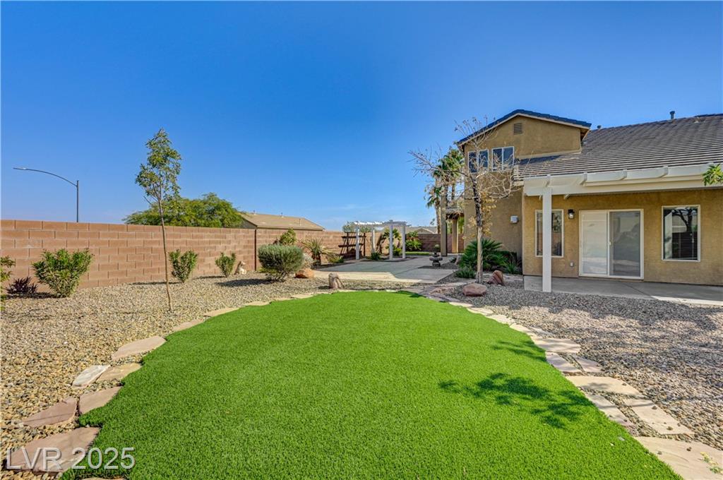 1740 Flores LN
