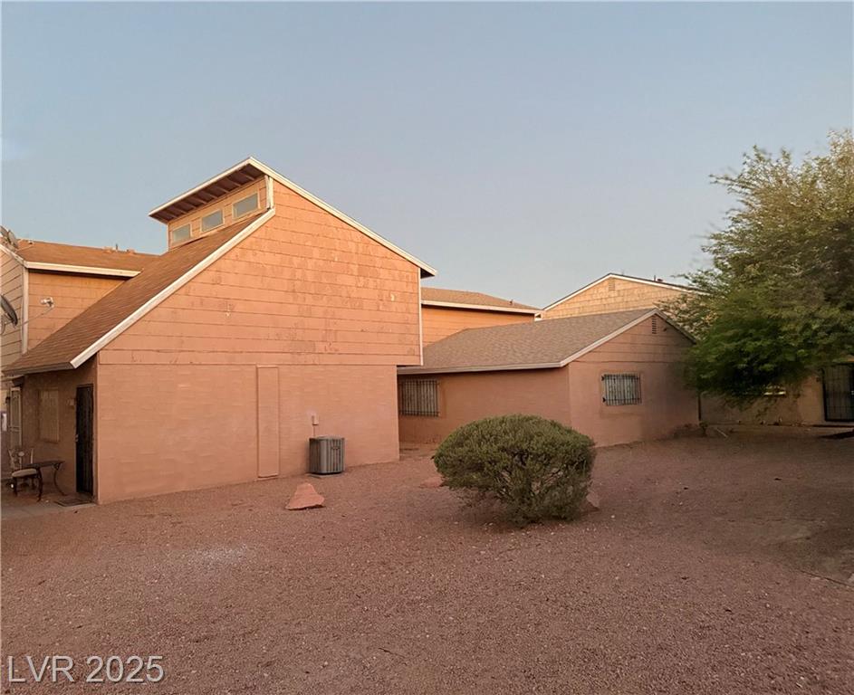 5205 Golden LN