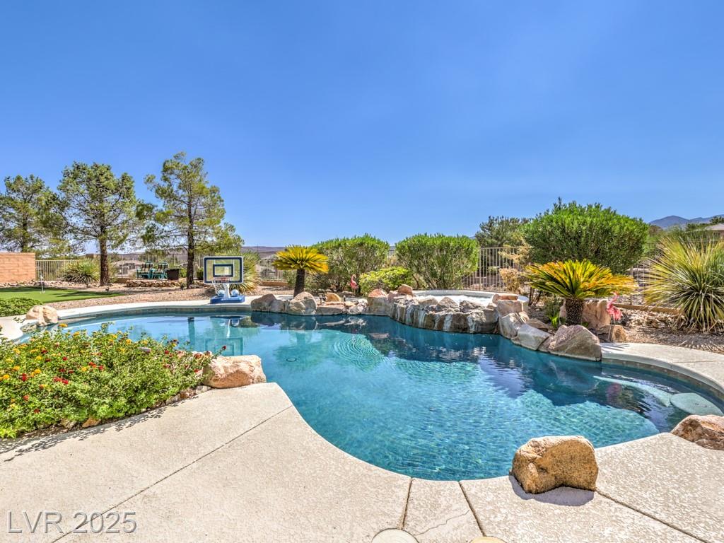 99 Fountainhead CIR