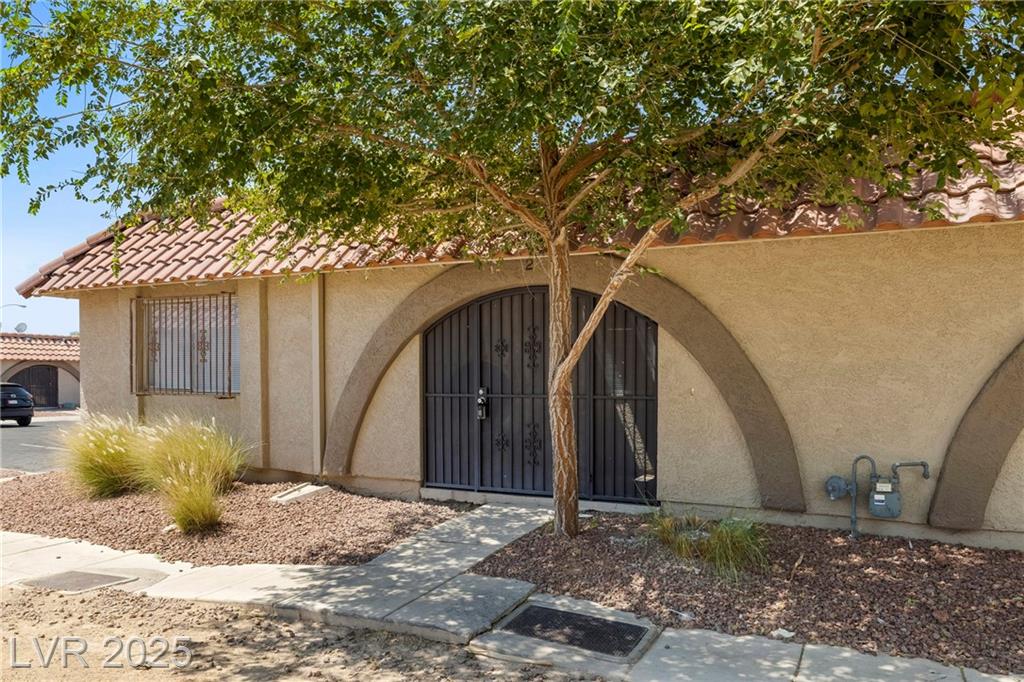 833 Hedge WAY