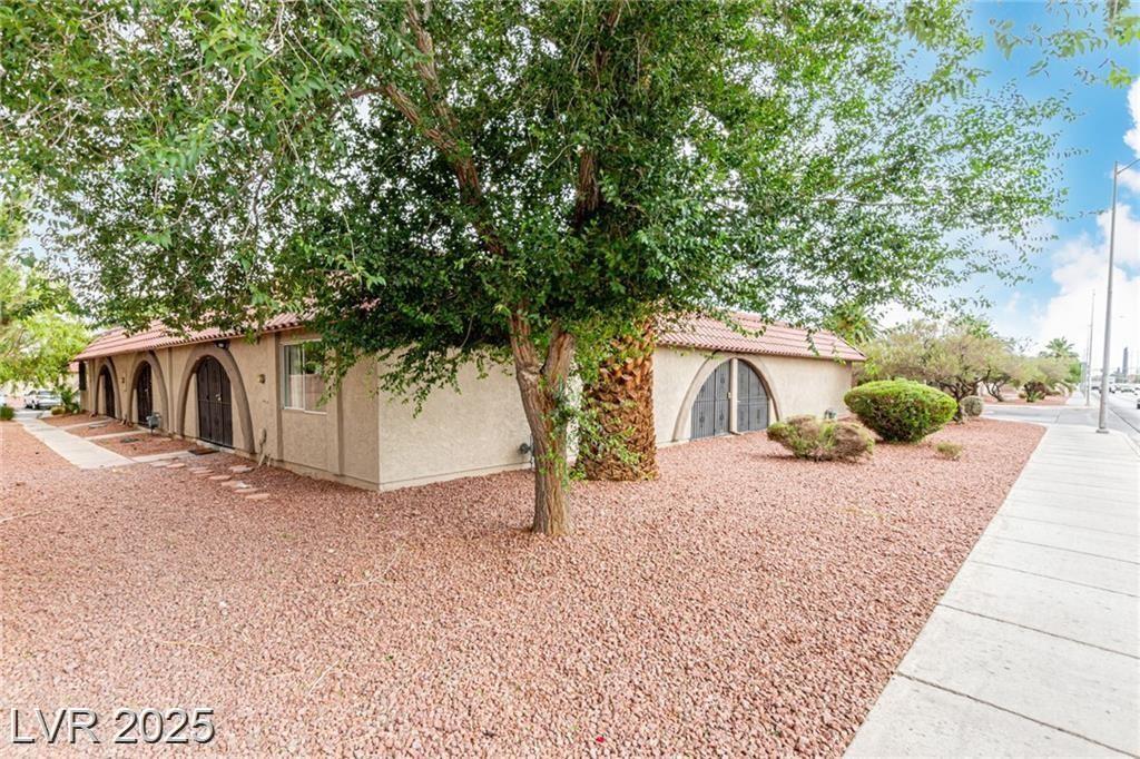 848 Hedge WAY