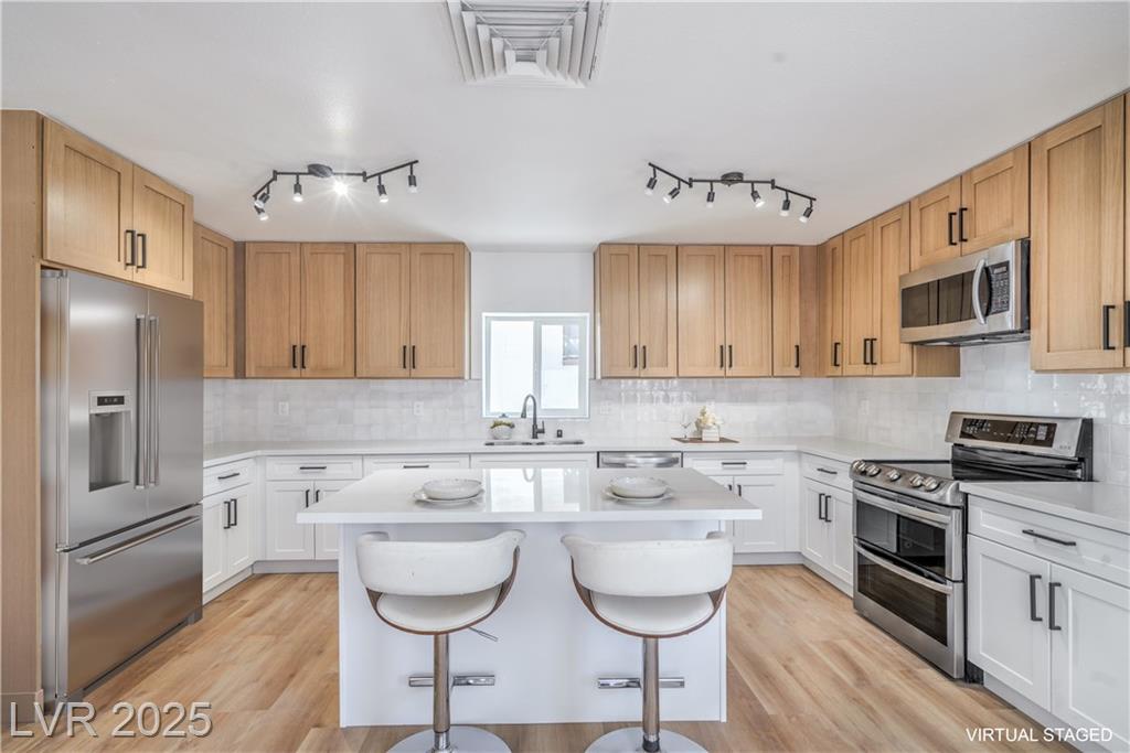 1202 Ivy LN