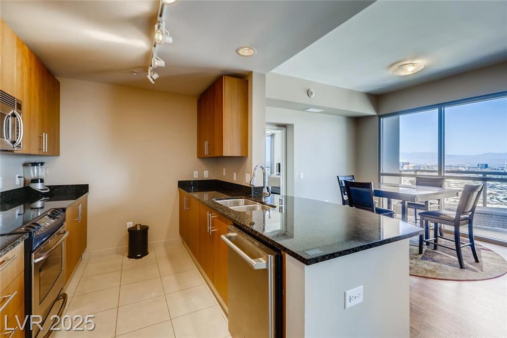 200 SAHARA AVE