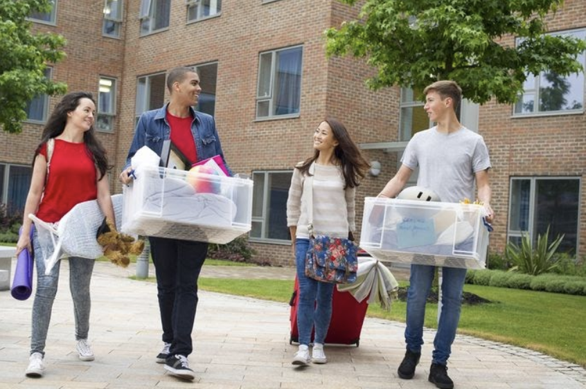 College students moving in