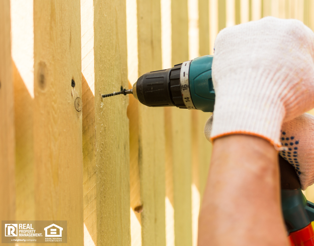 Monroeville Professional Installing a Fence