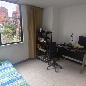 Se arrienda habitación en laureles con amplio closet y buena ubicació…