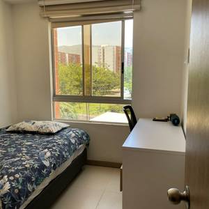 Alquilo habitación cómoda para mujer.