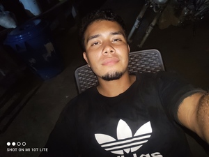 Roommate Alexander Elvis  buscando habitación en 