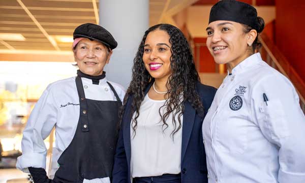 Culinary students and President King