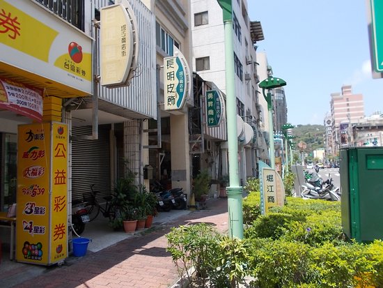 Hou Yi Shopping District