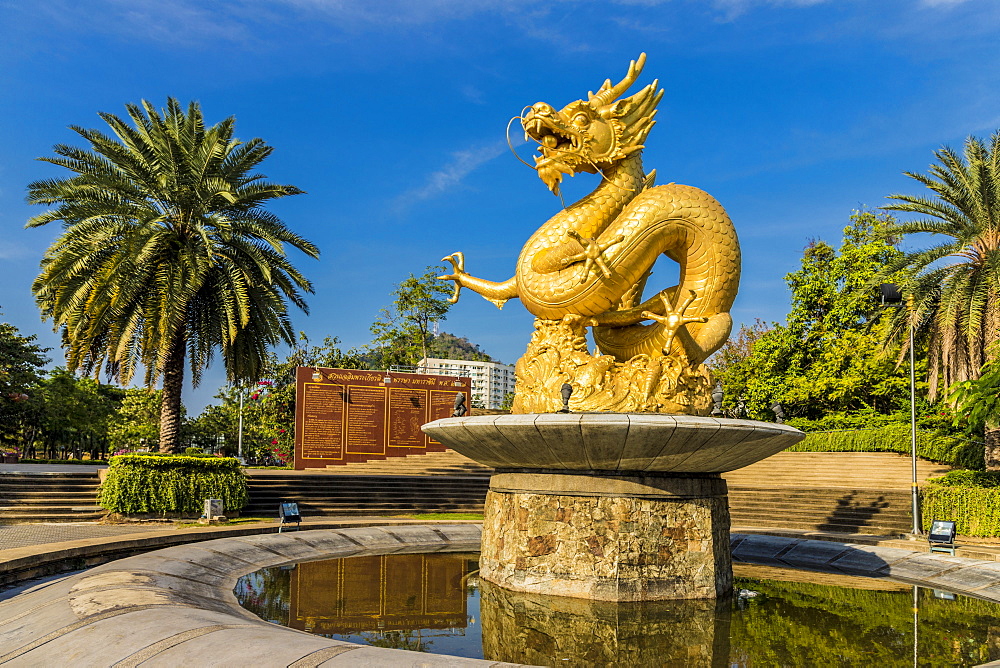 Hai Leng Ong statue (golden dragon monument)