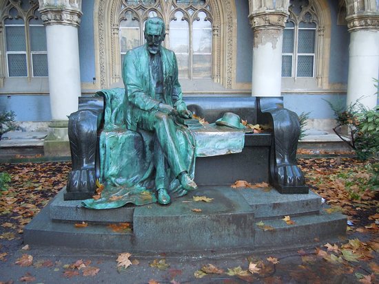 Statue of Gróf Károlyi Sándor