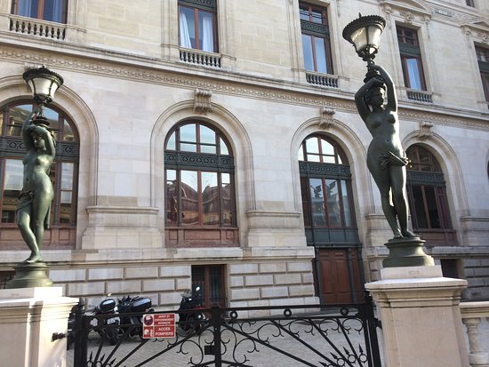 Les lampadaires cariatides