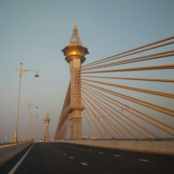 Maha Chesadabodindranusorn Bridge