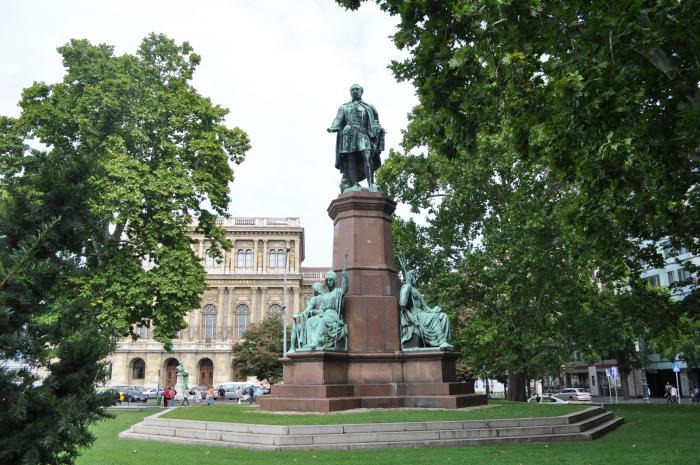 Istvan Szechenyi Statue