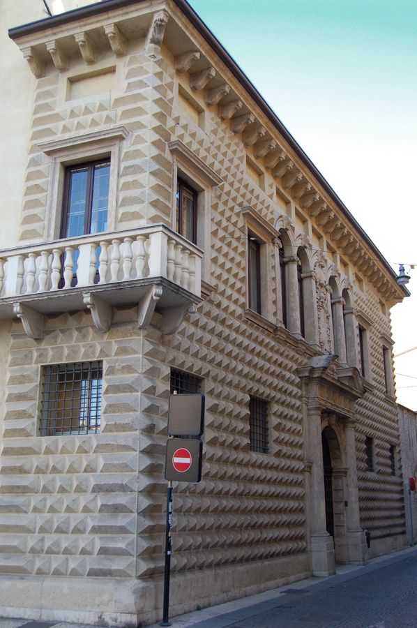 Palazzo dei Diamanti