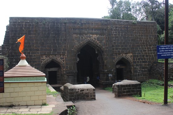 Teen Darwaza