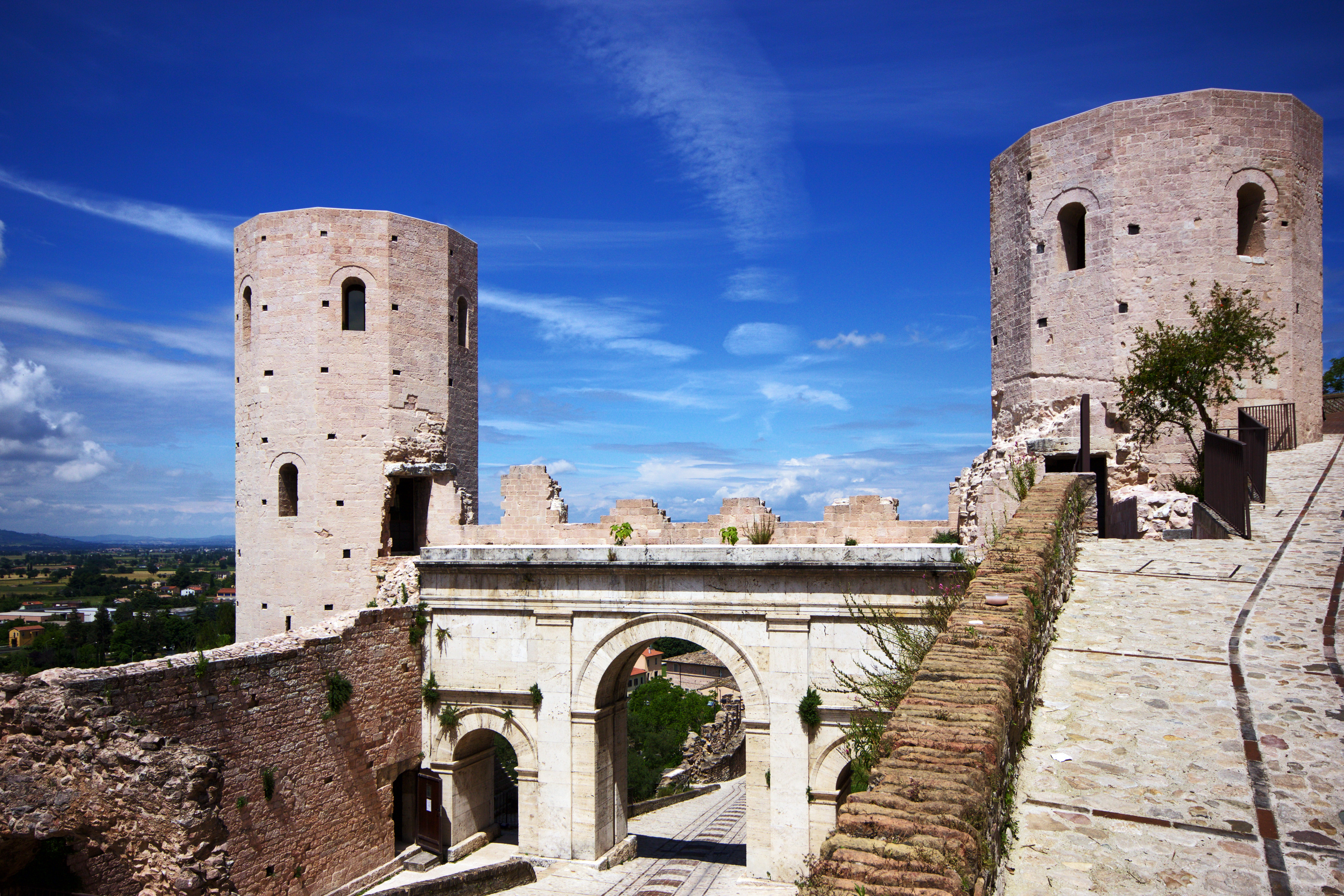 Torri di Properzio e Porta Venere