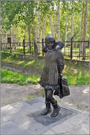 Sculptures Shkolnik i Shkolnitsa