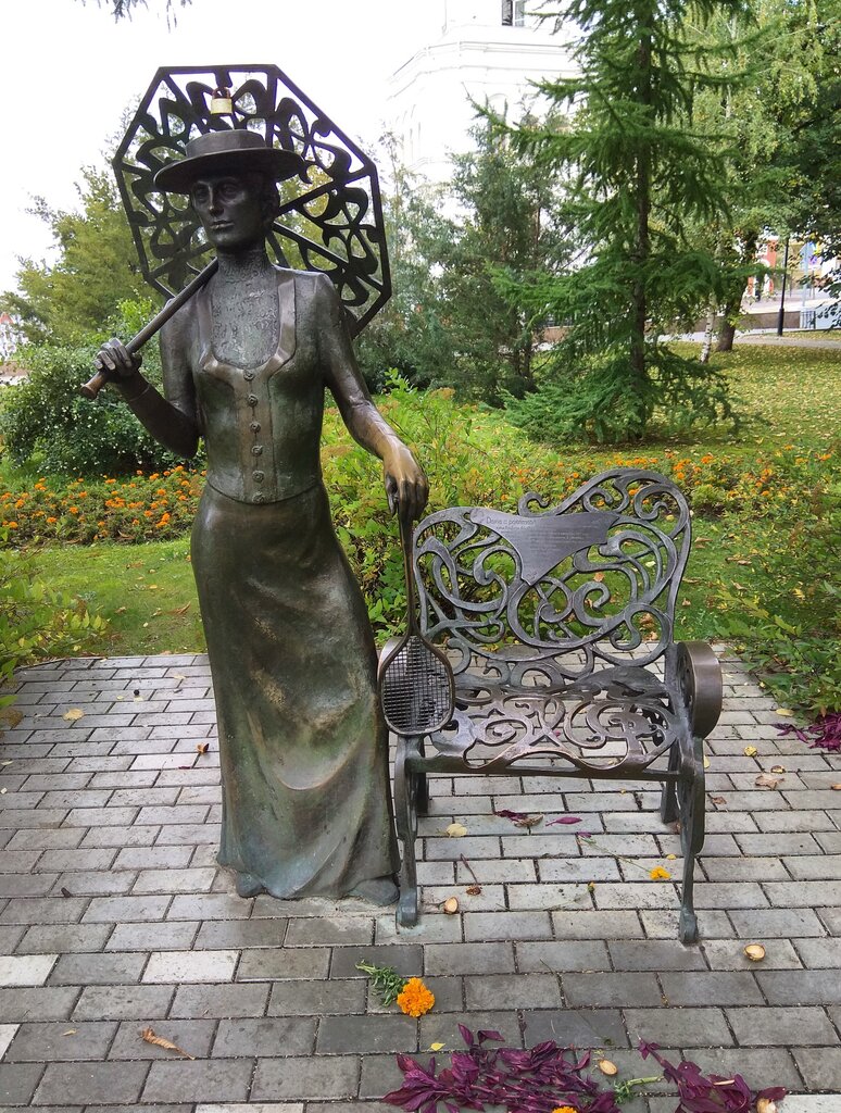 Sculpture the Lady with the Racket